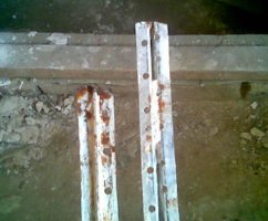 Нужно ли вытаскивать маяки после штукатурки стен?